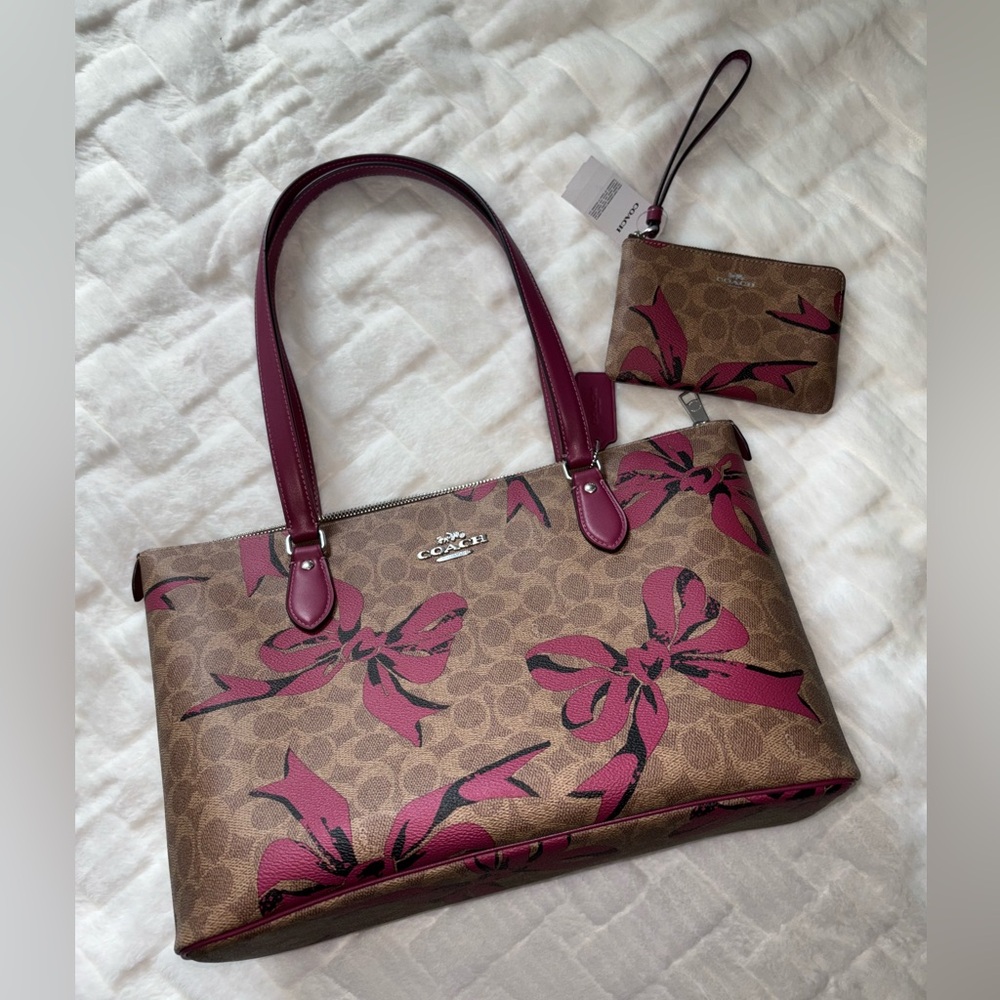Coach Gallery Tote Bag & Wristlet In Signature Canvas With Bow Print